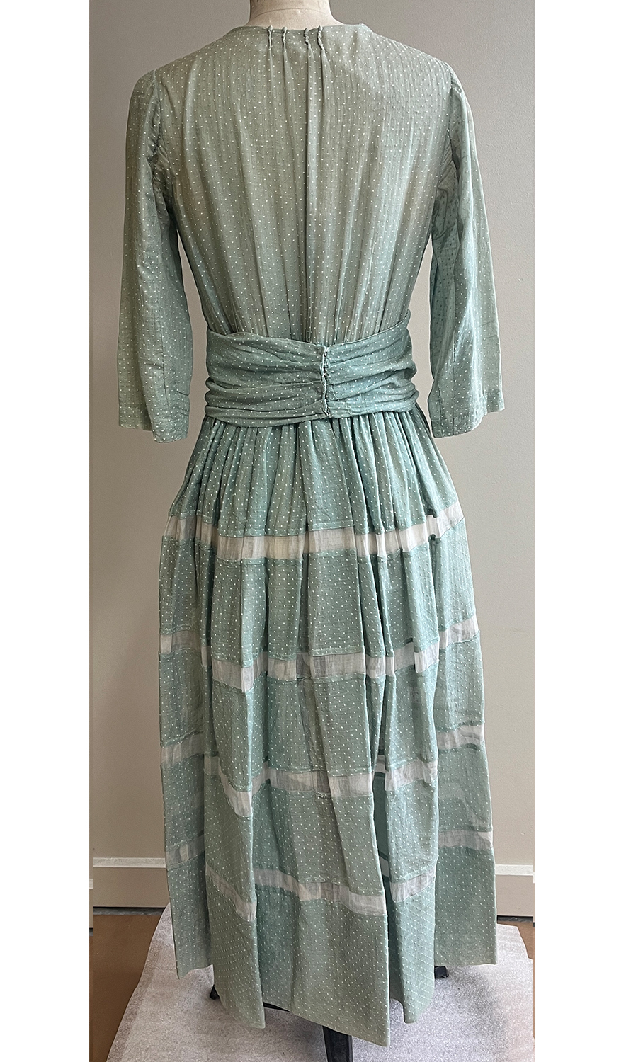 1920F – Robe – 1515 (2)